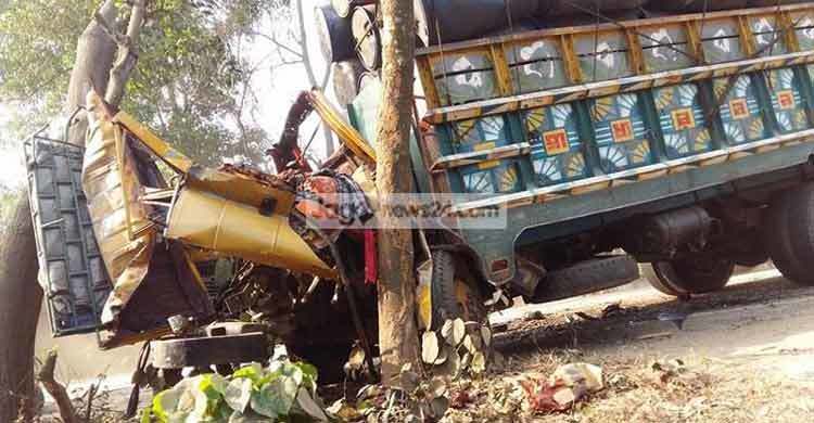 নিয়ন্ত্রণ হারিয়ে ট্রাক খাদে : হেলপারের মৃত্যু
