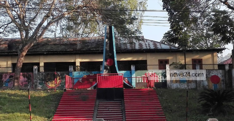 এইদিনে খাগড়াছড়িতে ওড়ে লাল-সবুজের পতাকা