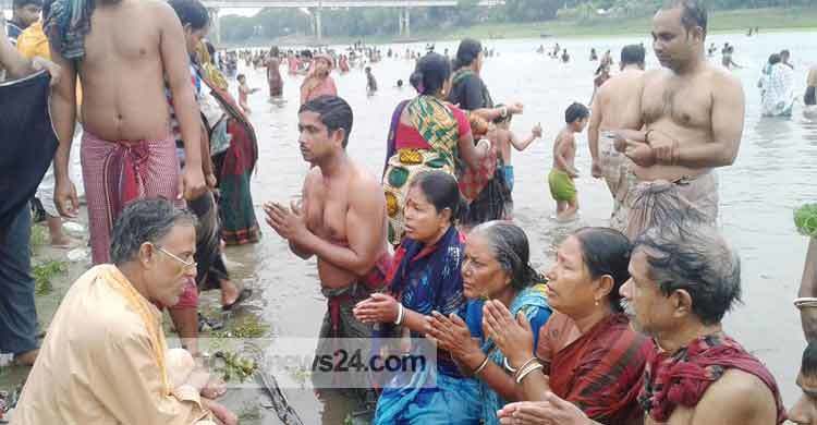 হোসেনপুরে অষ্টমী স্নানে লাখো পুণ্যার্থীর ঢল