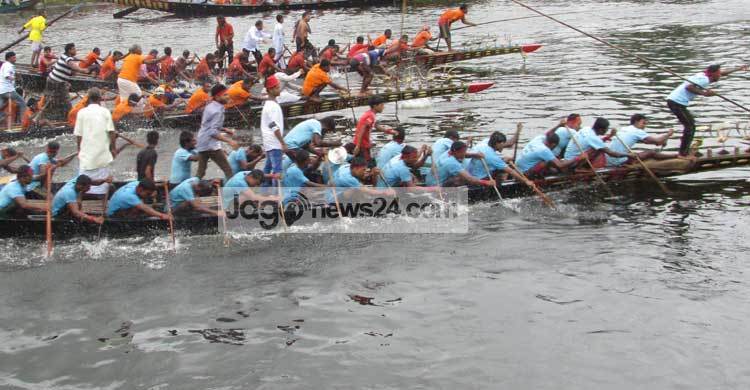 কোটালীপাড়ায় ঐতিহ্যবাহী নৌকাবাইচ