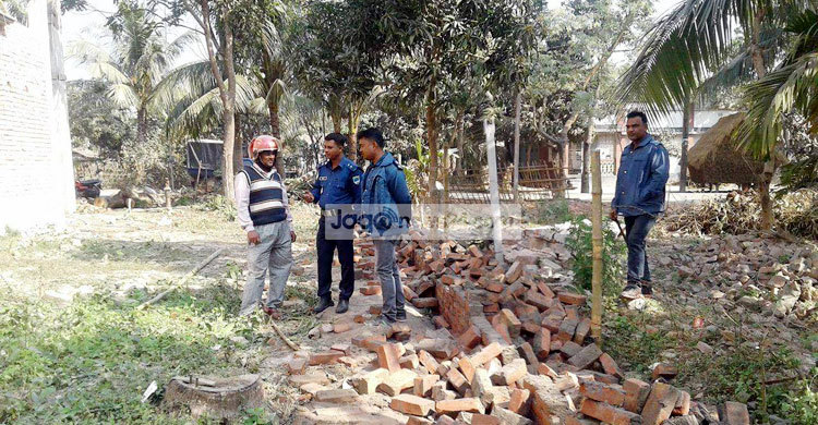 আ.লীগ নেতার বাড়িতে এমপি সমর্থকদের ভাঙচুর 