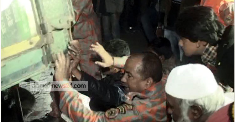 কুষ্টিয়ায় ট্রাক উল্টে নিহত ৩