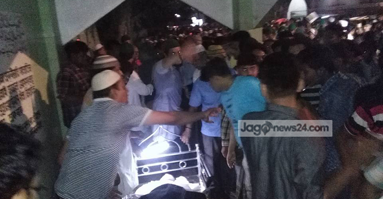 মা-বাবার কবরের পাশে শায়িত মিজু আহমেদ