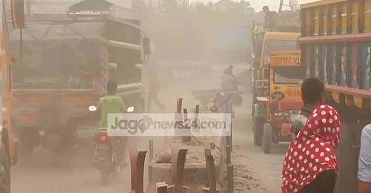 ধুলায় ধূসরিত মজমপুর গেট, শহরের বুকে একচিলতে মেঠোপথ