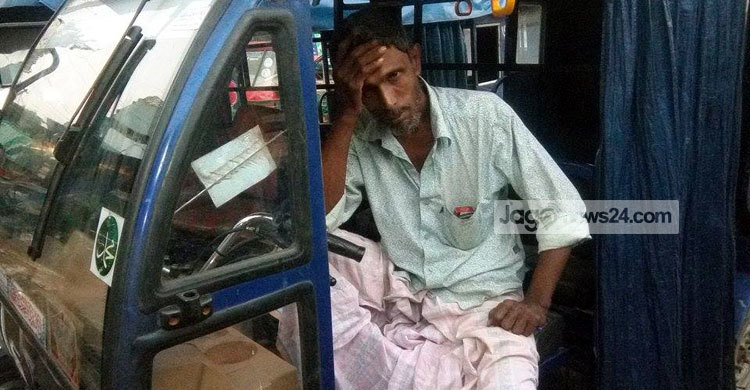 লক্ষ্মীপুরে শতাধিক অটোরিকশা চালকের মাথায় হাত