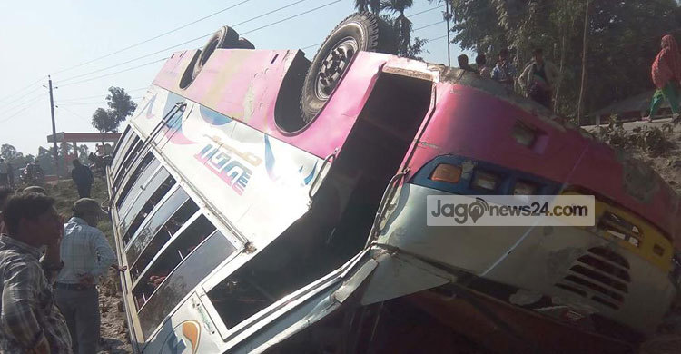 কালীগঞ্জে বাস উল্টে আহত ২৫