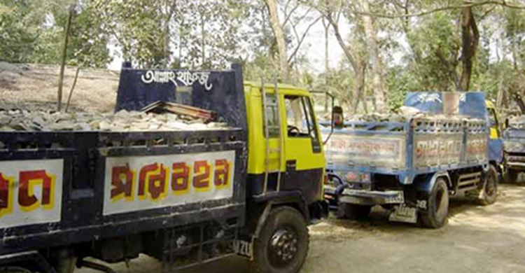 লামায় পাথরবোঝাই ট্রাক জব্দ : ১২ জনের বিরুদ্ধে মামলা