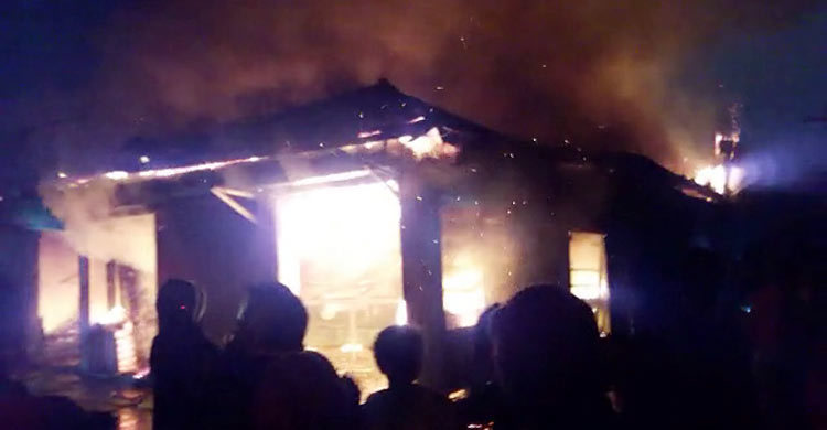 মাদারীপুরে অগ্নিকাণ্ডে ১৬টি দোকান পুড়ে ছাই