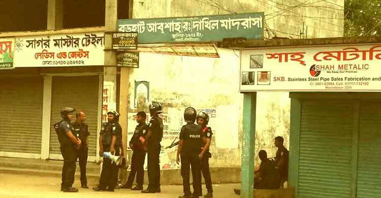 বড়হাটে চলছে ‘অপারেশন ম্যাক্সিমাস’