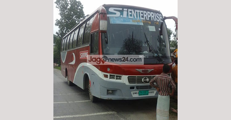 চলন্ত বাসে স্বামীর সামনে আনসার সদস্যকে নির্যাতন