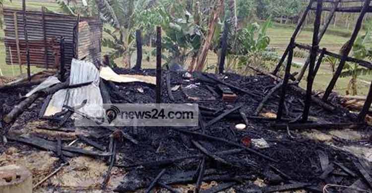 বজ্রপাতে পুড়ে গেছে বসতঘর