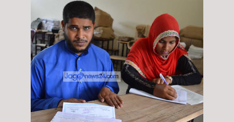 মনের আলোয় পরীক্ষা দিচ্ছেন মফিদুল