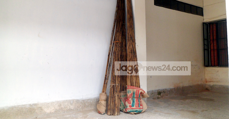 কামারের ঘর থেকে তিন শতাধিক টেঁটা উদ্ধার