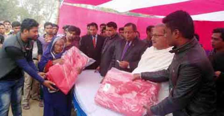 নওগাঁয় কলেজ ছাত্রলীগের উদ্যোগে কম্বল বিতরণ
