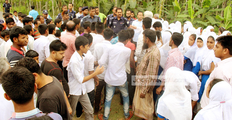 প্রধান শিক্ষককে লাঞ্ছিত : প্রতিবাদে শিক্ষার্থীদের সড়ক অবরোধ