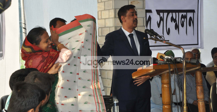 আইভীকে শাড়ি উপহার দিলেন শামীম ওসমান