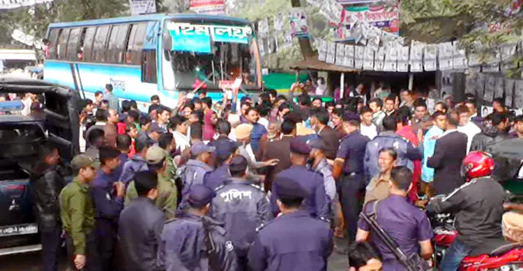 নোয়াখালীতে ভোট স্থগিতের প্রতিবাদে সড়ক অবরোধ