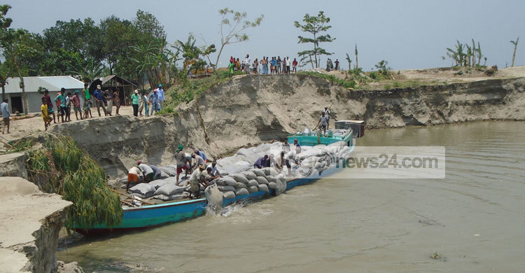 কাজিপুর ও চৌহালীতে শহররক্ষা বাঁধে ধস : আতঙ্কে এলাকাবাসী