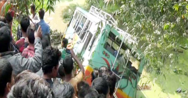 নড়াইলে বাস খাদে পড়ে নিহত ২