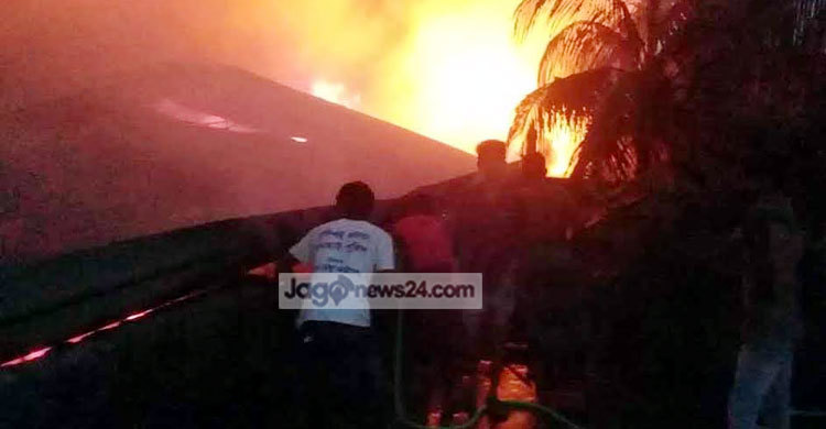 নরসিংদীতে তুলা-সুতার জুট গোডাউনে আগুন