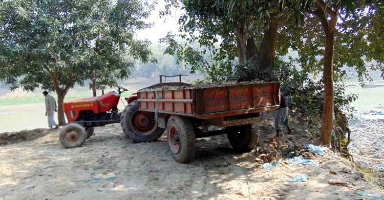 নওগাঁয় ড্রেজার মেশিন দিয়ে বালু উত্তোলন বন্ধের দাবি
