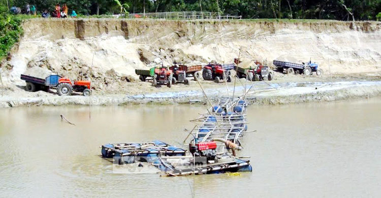 নওগাঁয় বালু উত্তোলনকালে ১৩টি ট্রাক্টর জব্দ
