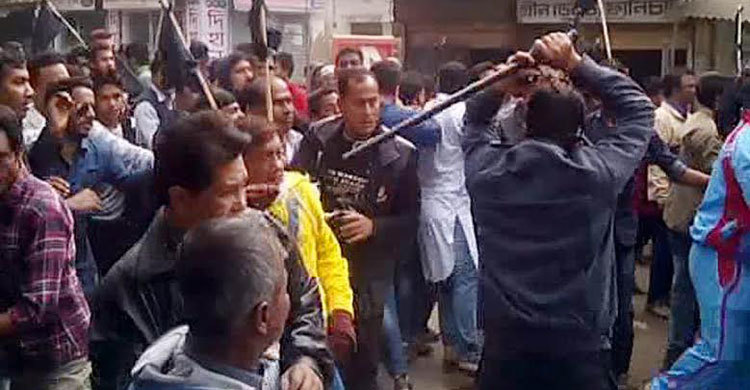 নওগাঁয় বিএনপির মিছিলে পুলিশের লাঠিচার্জ, আটক ১১