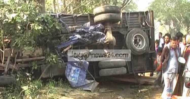 গাছের সঙ্গে পিকআপের ধাক্কায় নিহত ৩