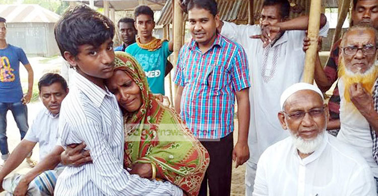 ছেলেকে পেয়ে কাঁদলেন মা