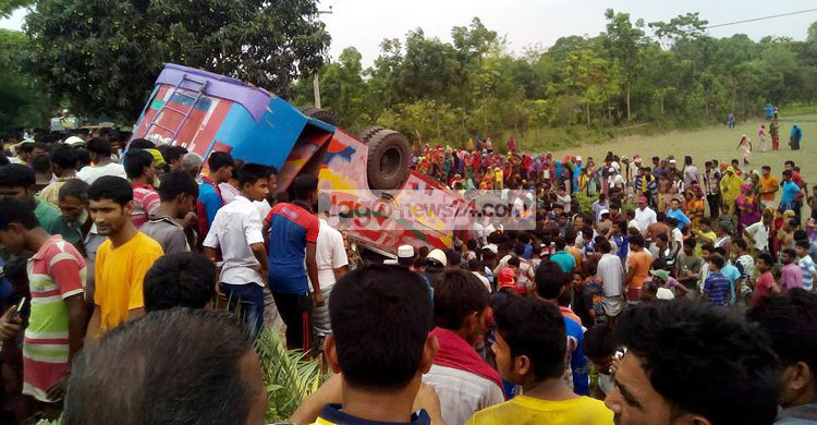 পাবনায় যাত্রীবাহী বাস উল্টে নিহত ৩