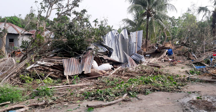 কালবৈশাখীর তাণ্ডবে পাবনায় ৫ শতাধিক বাড়ি-ঘর বিধ্বস্ত