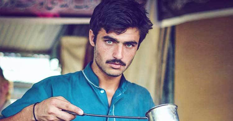 Blue-eyed Pakistani tea seller becomes internet sensation 