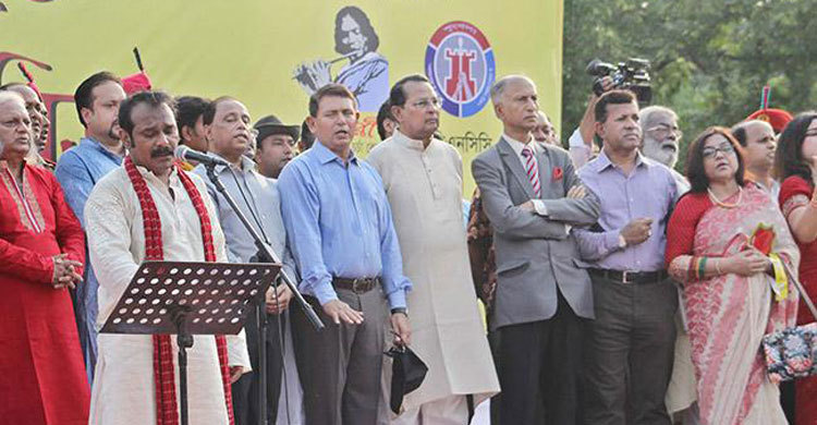Nazrul’s ‘Bidrohi’ recited by thousands at DU