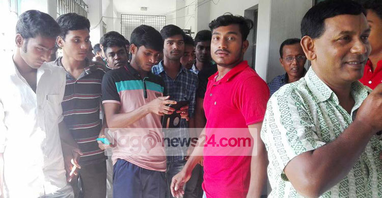 শেষ সময়ে পরীক্ষা কেন্দ্র পরিবর্তনে দুর্ভোগে পরীক্ষার্থীরা