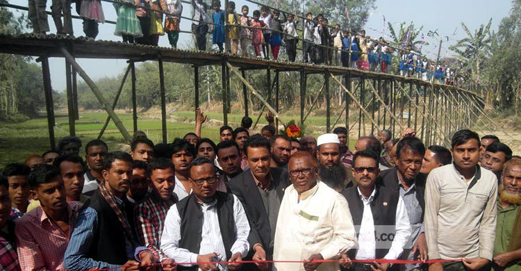 ৩০০ বাঁশ দিয়ে সাঁকো তৈরি করলেন গ্রামবাসী