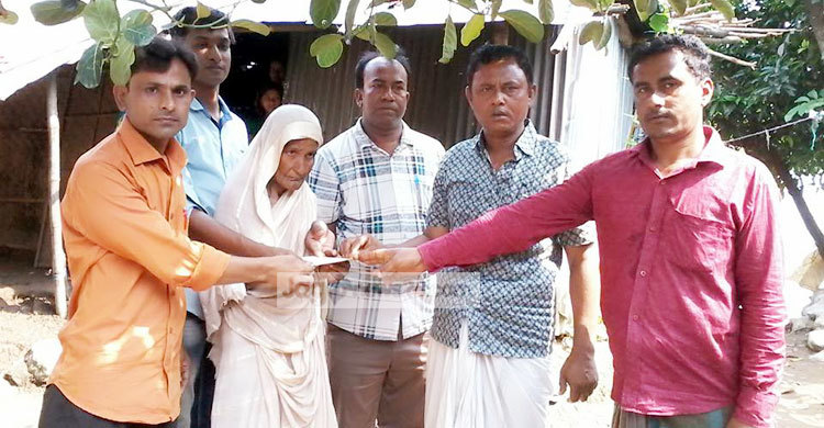 হাওরপাড়ে দুর্গতদের মধ্যে ত্রাণ বিতরণ