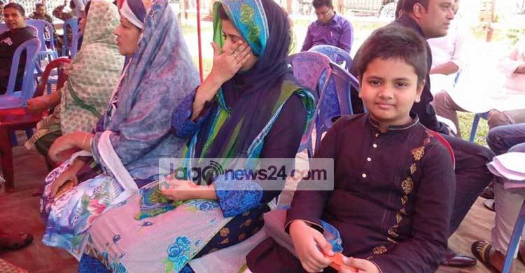 ‘মা হয়ে বাবার জীবন্ত মুখটা ছেলেকে চেনাতে পারিনি’