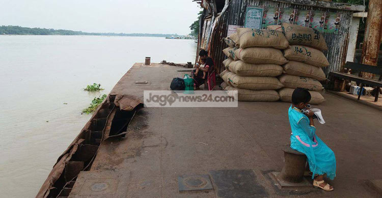 কাউখালী লঞ্চঘাটের পল্টুন এখন মরণফাঁদ