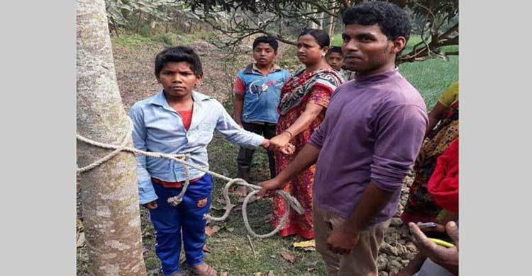 চুরির দায়ে শিশুকে গাছে বেঁধে নির্যাতন