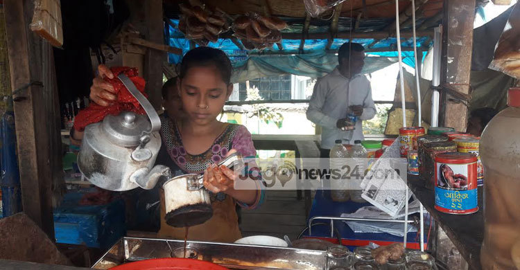 চা বিক্রি করে লেখাপড়ার খরচ জোগাচ্ছে পুতুল