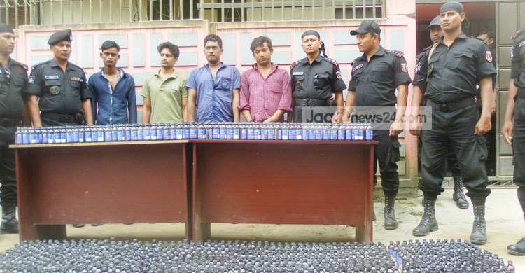 টাঙ্গাইলে দুই হাজার বোতল ফেনসিডিলসহ আটক ৪