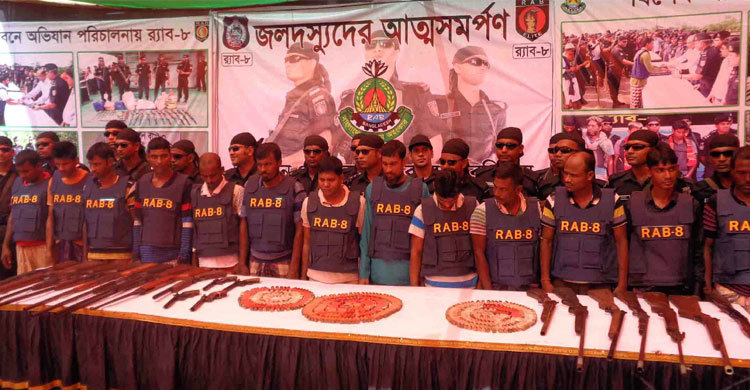 জলদস্যু সাগর বাহিনীর ১৩ সদস্য জামিনে মুক্ত