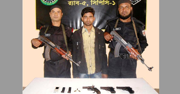 চাঁপাইনবাবগঞ্জে অস্ত্রসহ যুবক আটক