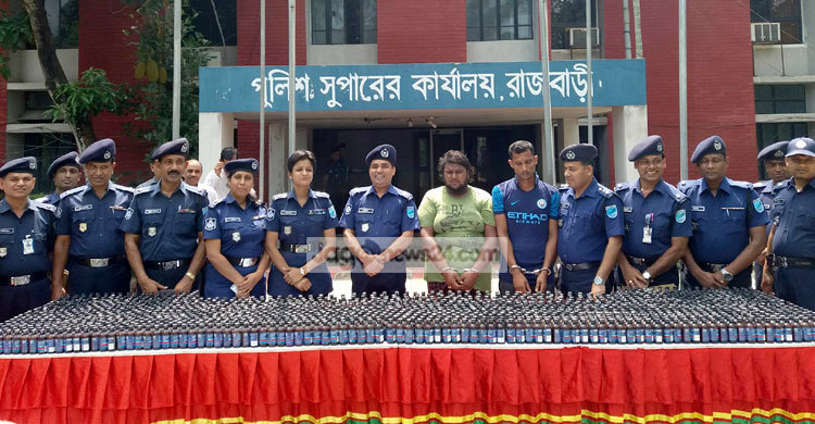 রাজবাড়ীতে বিপুল পরিমাণ ফেনসিডিলসহ আটক ২
