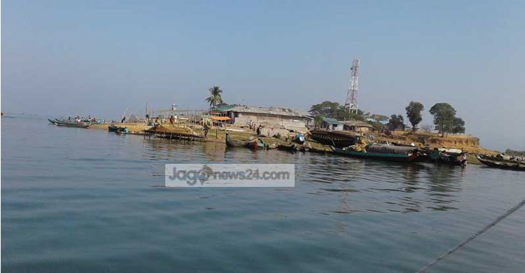 বর্জ্যে আক্রান্ত হ্রদের আর্তনাদ