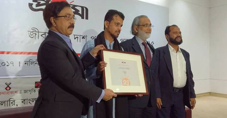 কবি রাসেল রায়হানের জীবনানন্দ দাশ পুরস্কার গ্রহণ