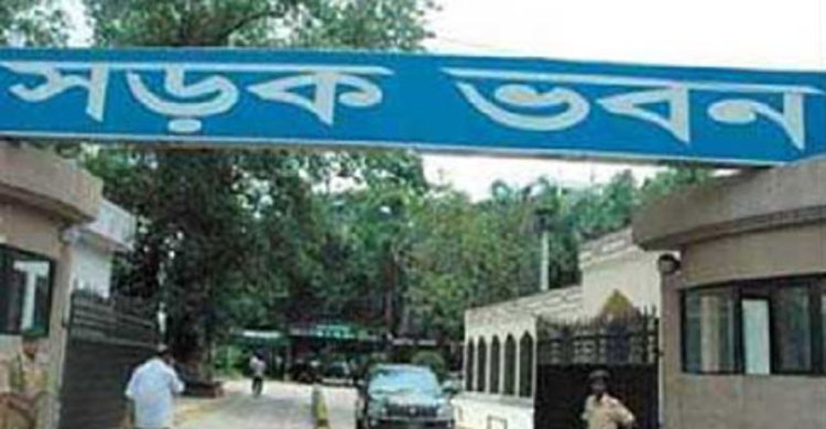 সিদ্ধিরগঞ্জে অবৈধ স্থাপনা উচ্ছেদে সওজের অভিযান