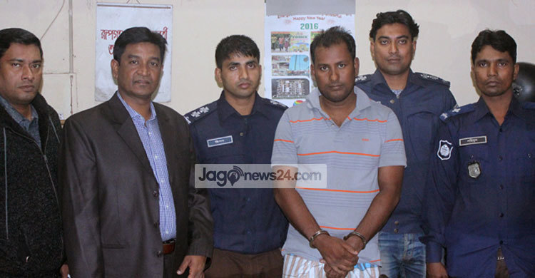 রূপগঞ্জে অস্ত্রসহ সন্ত্রাসী গ্রেফতার