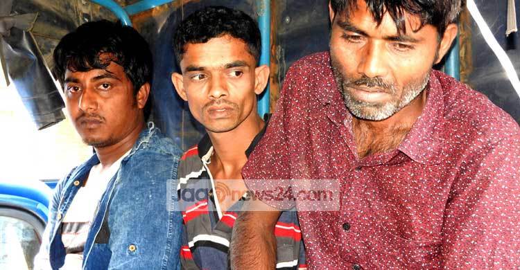 রূপগঞ্জে বিপুল পরিমাণ ধারালো অস্ত্রসহ আটক ৩