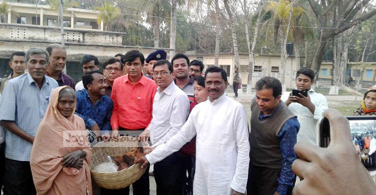 ভিক্ষুকের হাতে ছাগল দিয়ে উপজেলাকে ভিক্ষুকমুক্ত ঘোষণা